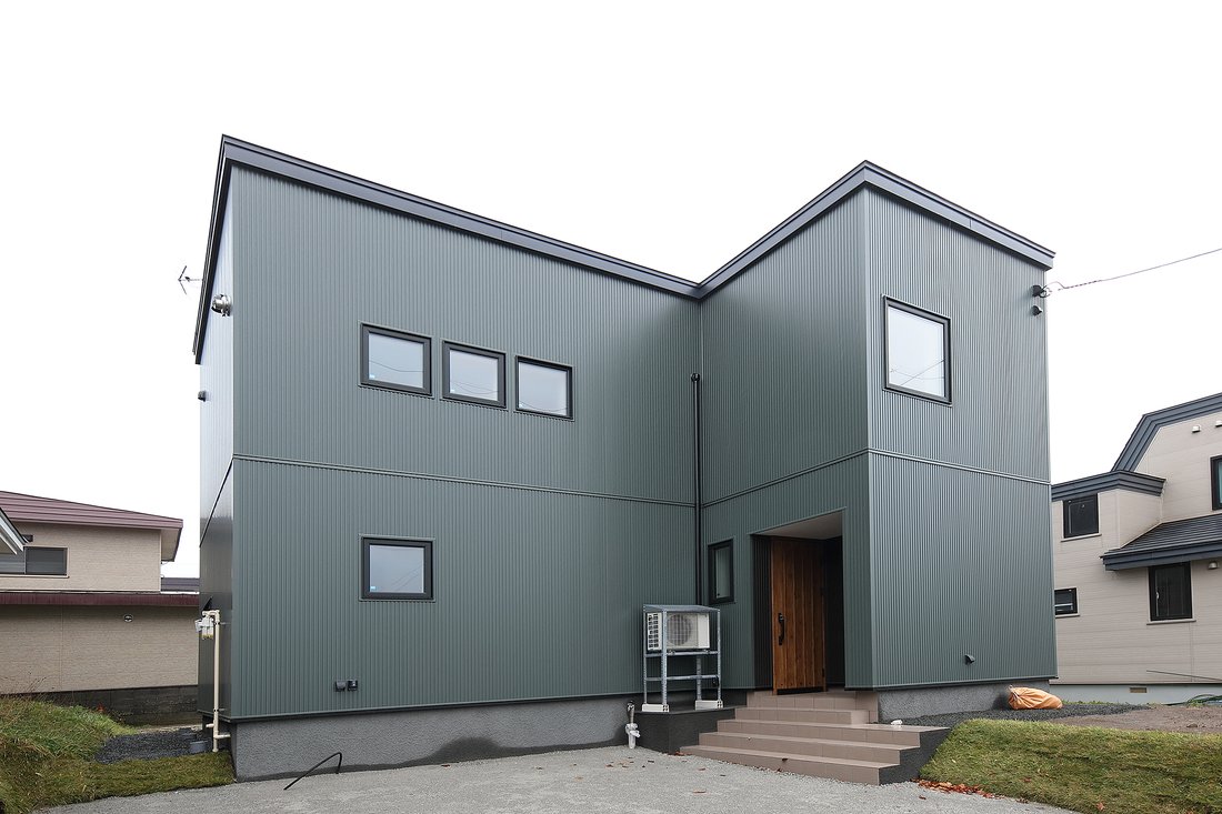 グレーグリーンが映える明るい木の家｜橋本建設の施工事例