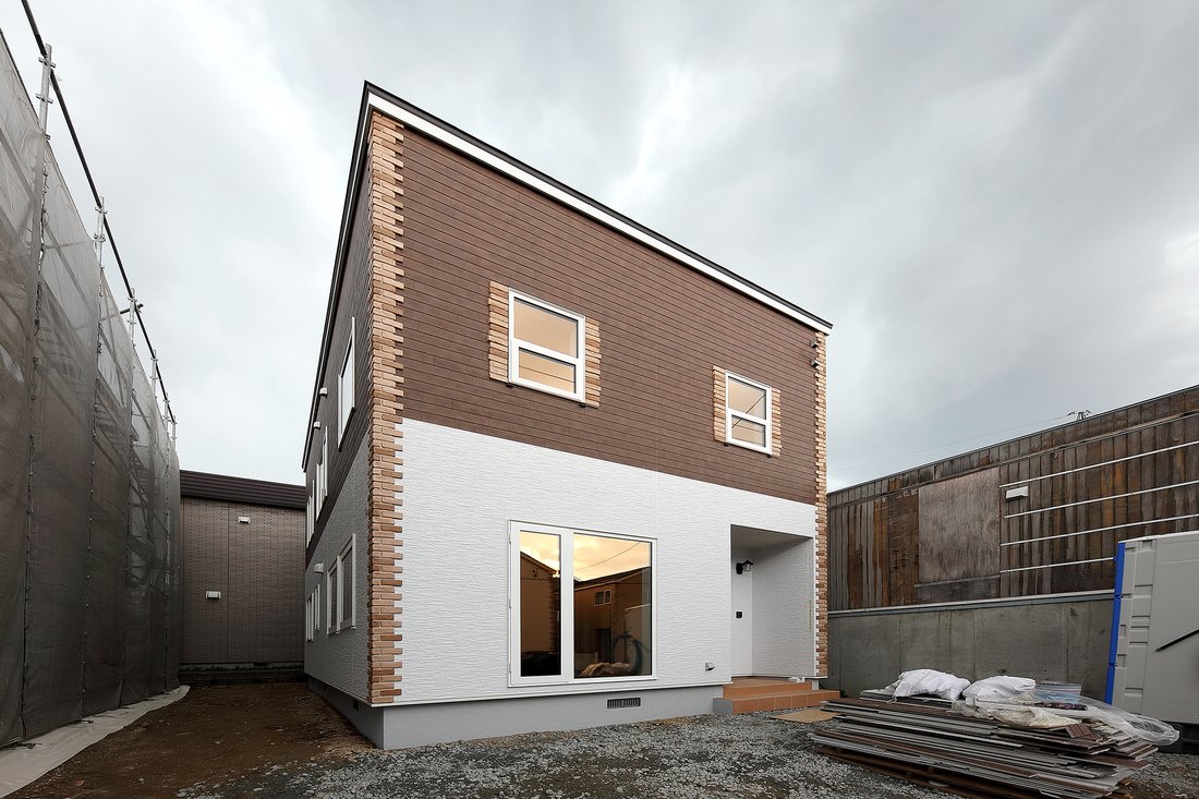 レンガ調とネイビーが調和する二階建て｜橋本建設の施工事例