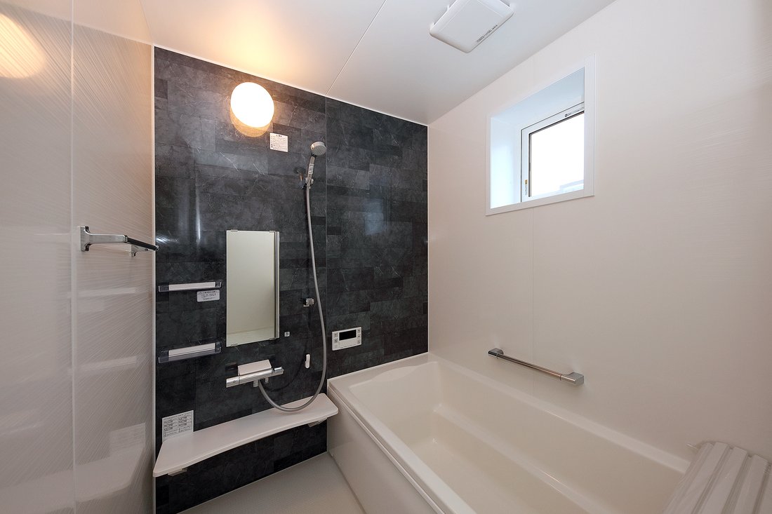 白×黒のコントラストが映えるモダンな家｜橋本建設の施工事例